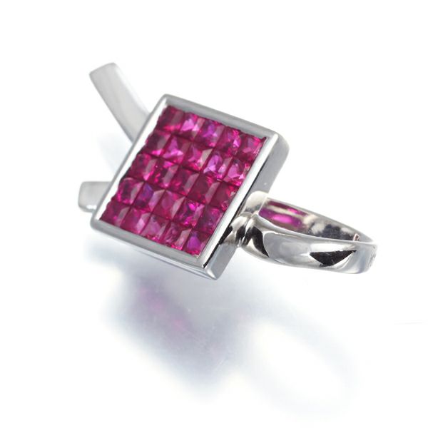 レ・エッセンシャル ペンダントトップ ルビー 0.87ct ミステリーセッティング K18WG 