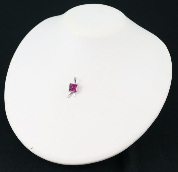 レ・エッセンシャル ペンダントトップ ルビー 0.87ct ミステリーセッティング K18WG 