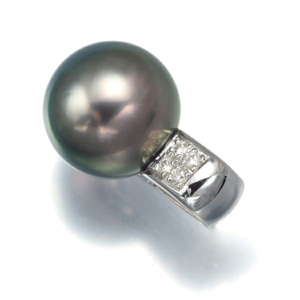 タサキ ペンダントトップ ブラックパール 黒蝶真珠 10.8mm ダイヤ 0.03ct   K18WG 