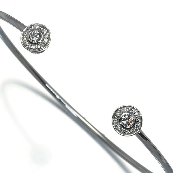 フォーエバーマーク ブレスレット ダイヤ 0.090ct/0.08ct Two D パヴェ バングル K18WG 